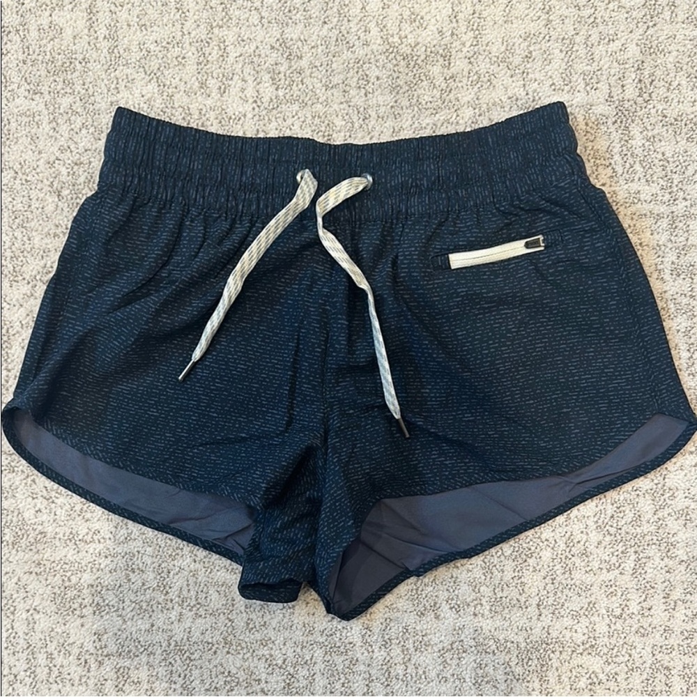 NWOT Vuori Navy Pattern Athletic Shorts Clementine 2”